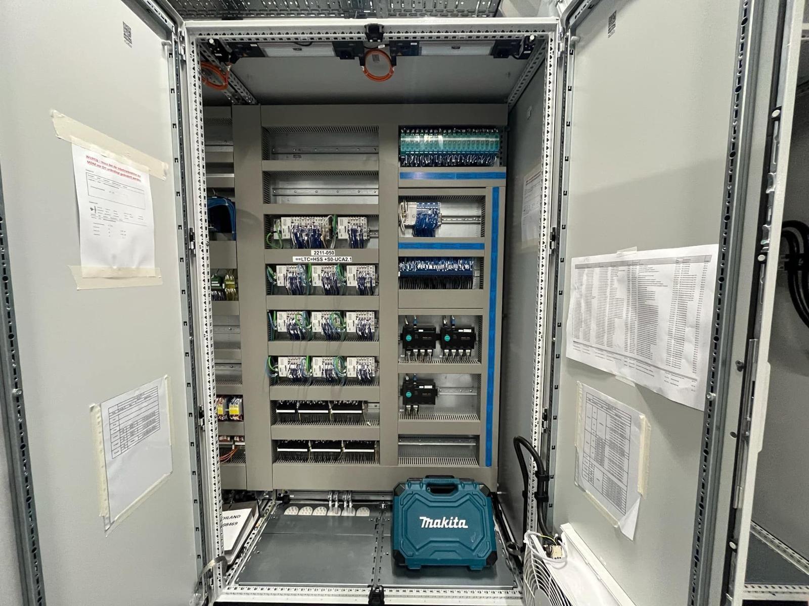 Geöffneter Schaltschrank mit Steuerungsmodulen und Kommunikations-Gateways