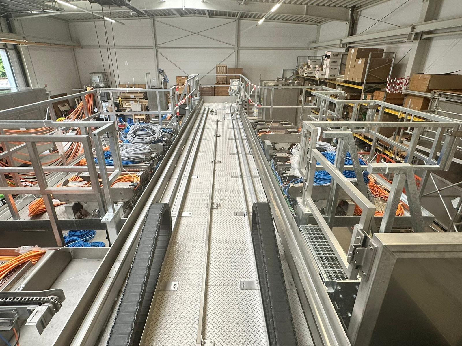 Kabelverlegung auf der Stahlbühne einer Produktionsanlage