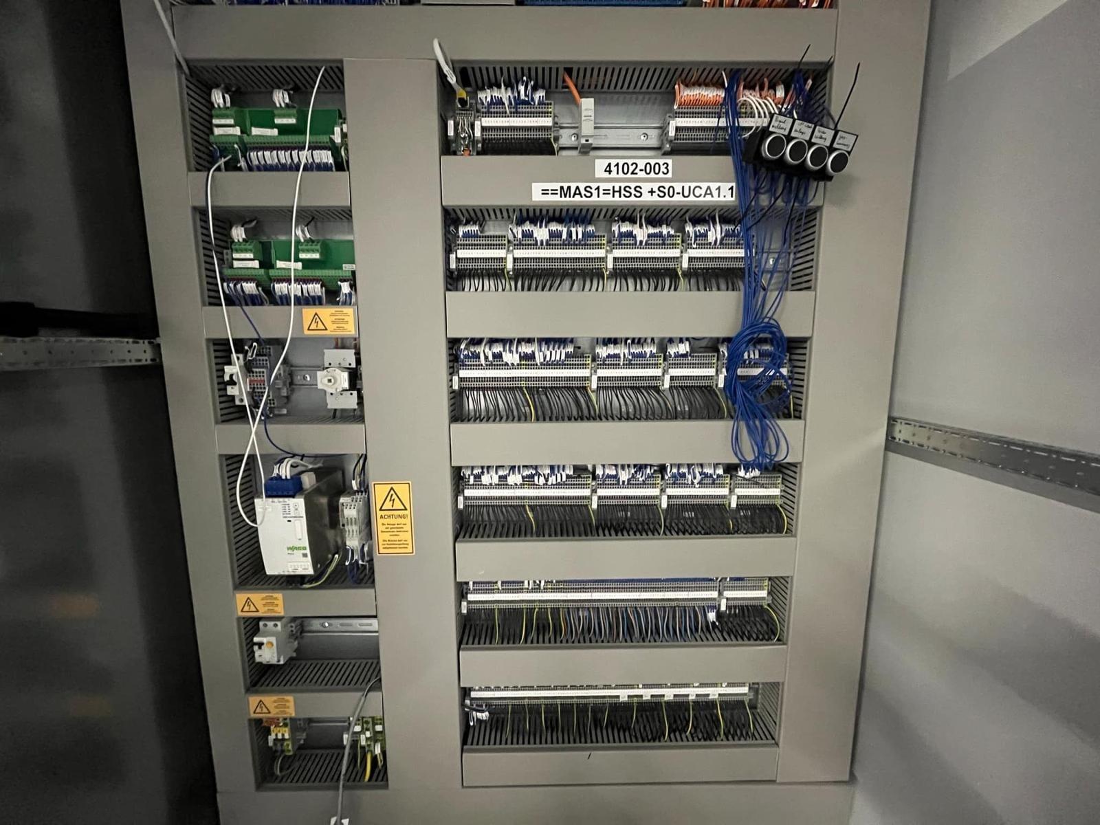Klemmenschrank mit sauber beschrifteten Leitern
