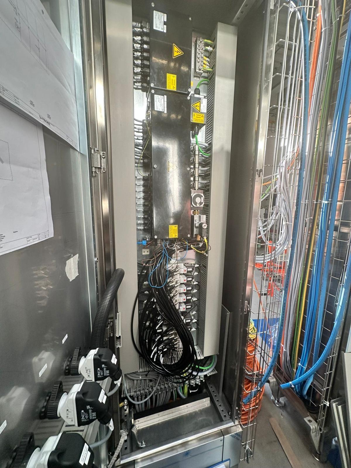 Schaltschrank einer Maschine während der Verdrahtung